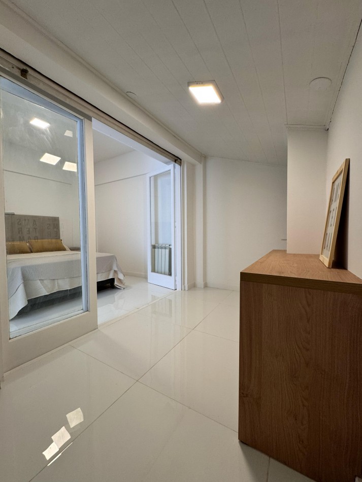 2 AMBIENTES RECICLADO CON ESCRITORIO/COCHERA/BALCON SALIENTE EN ZONA LA PERLA