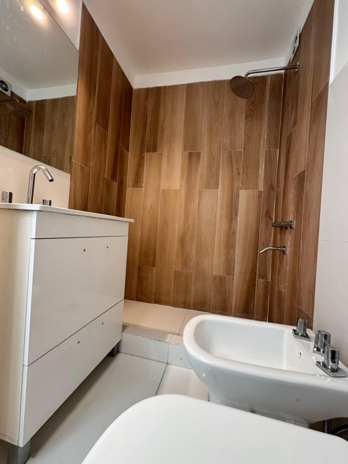 2 AMBIENTES RECICLADO CON ESCRITORIO/COCHERA/BALCON SALIENTE EN ZONA LA PERLA
