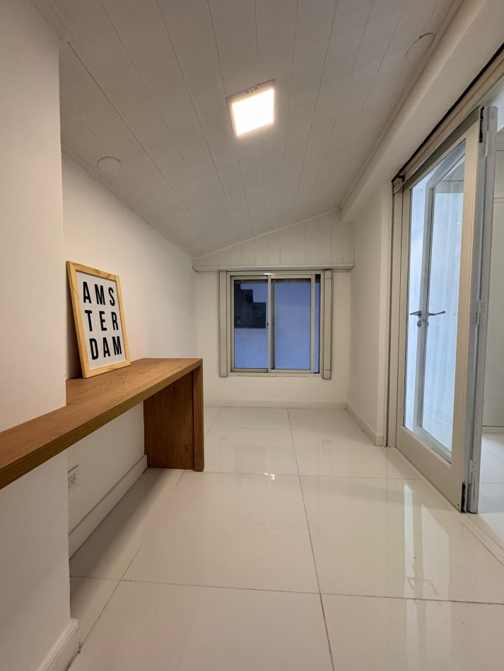 2 AMBIENTES RECICLADO CON ESCRITORIO/COCHERA/BALCON SALIENTE EN ZONA LA PERLA