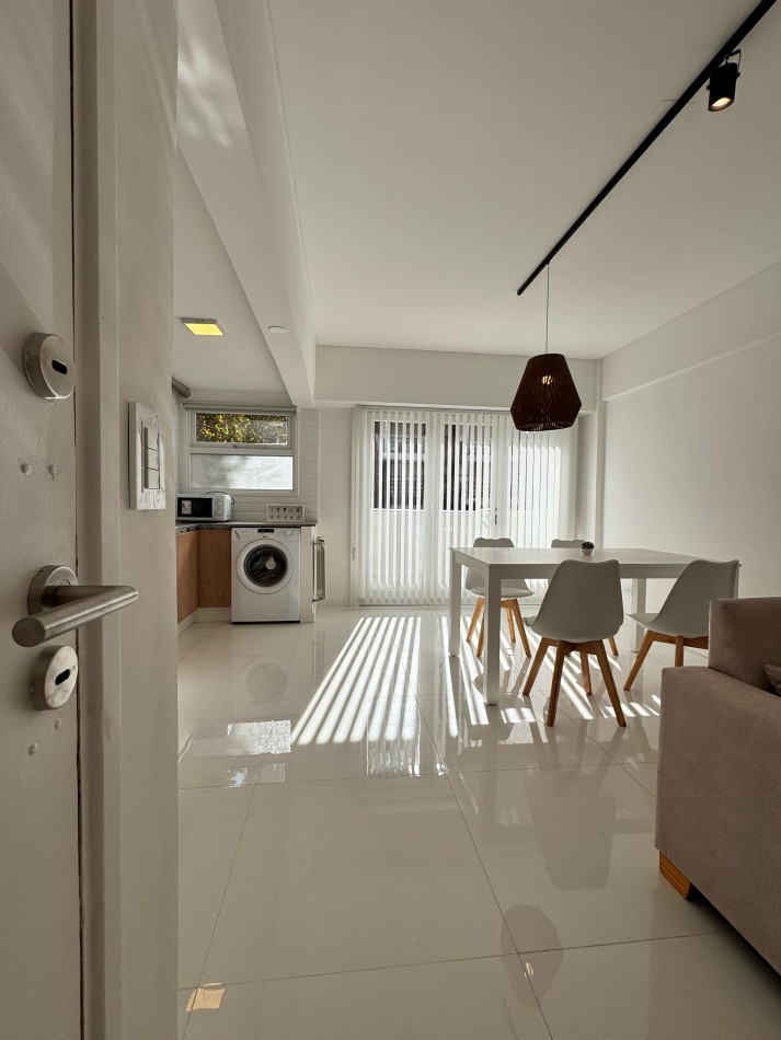 2 AMBIENTES RECICLADO CON ESCRITORIO/COCHERA/BALCON SALIENTE EN ZONA LA PERLA