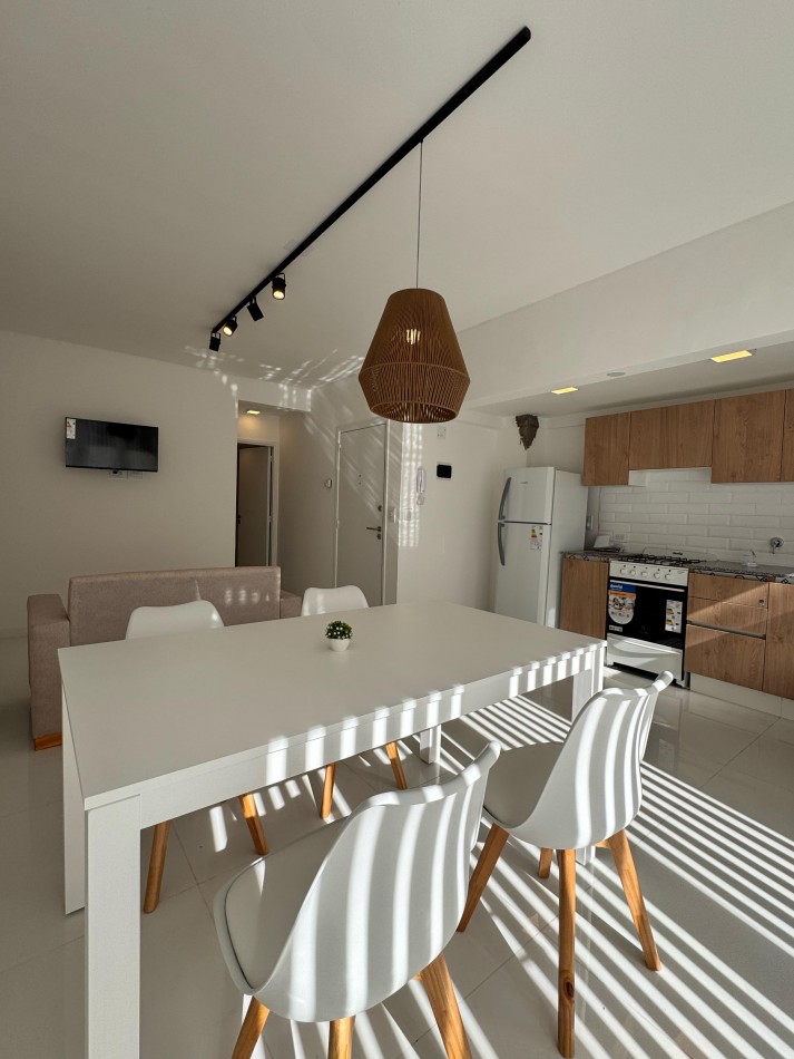 2 AMBIENTES RECICLADO CON ESCRITORIO/COCHERA/BALCON SALIENTE EN ZONA LA PERLA