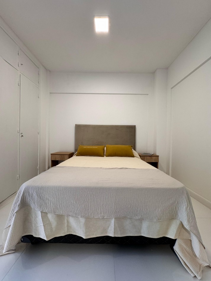 2 AMBIENTES RECICLADO CON ESCRITORIO/COCHERA/BALCON SALIENTE EN ZONA LA PERLA