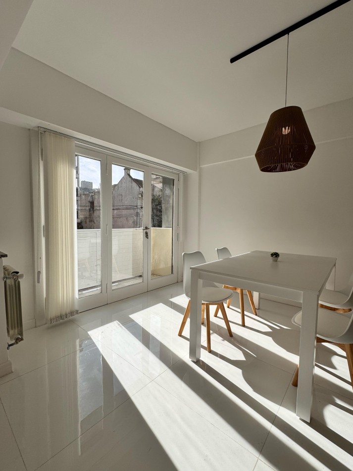 2 AMBIENTES RECICLADO CON ESCRITORIO/COCHERA/BALCON SALIENTE EN ZONA LA PERLA