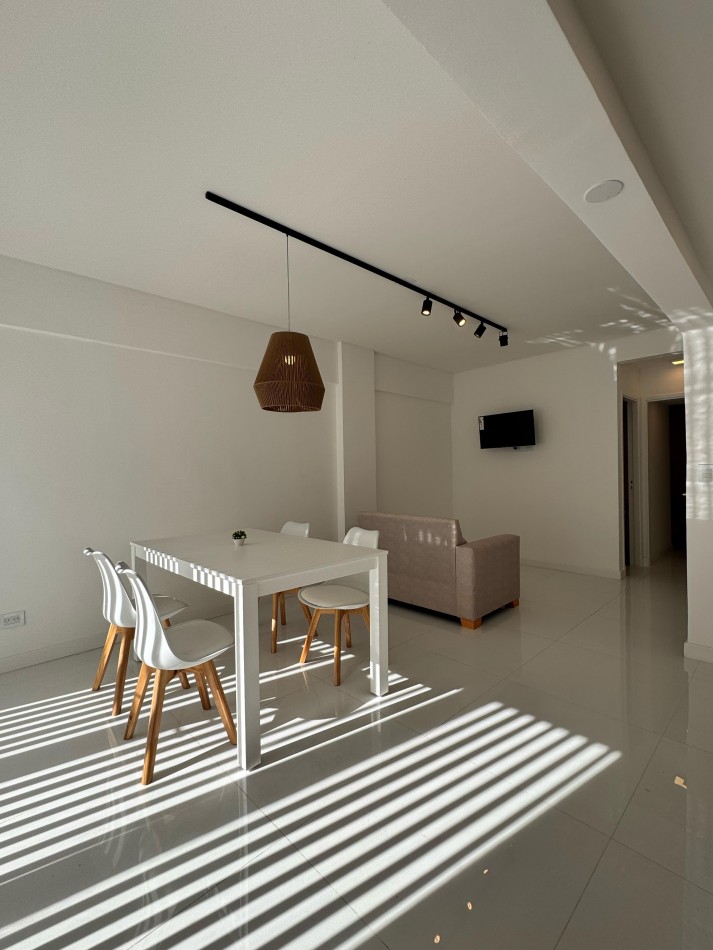 2 AMBIENTES RECICLADO CON ESCRITORIO/COCHERA/BALCON SALIENTE EN ZONA LA PERLA