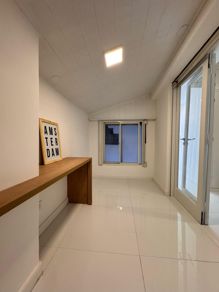 2 AMBIENTES RECICLADO CON ESCRITORIO/COCHERA/BALCON SALIENTE EN ZONA LA PERLA