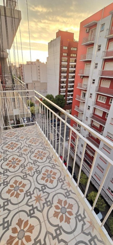 2 AMBIENTES CON BALCON A LA CALLE EN EXCELENTE UBICACION