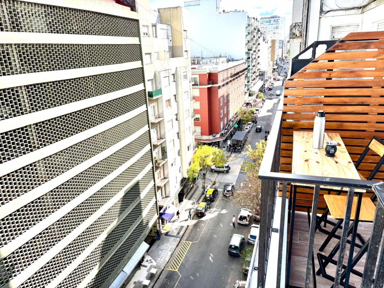 2 AMBIENTES AL FRENTE CON BALCON TERRAZA TOTALMENTE RECICLADO