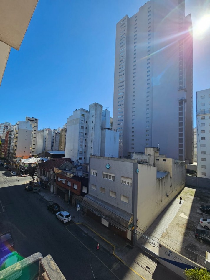 2 AMBIENTES A LA CALLE CON BALCON SALIENTE EN ZONA CENTRO - APTO CREDITO