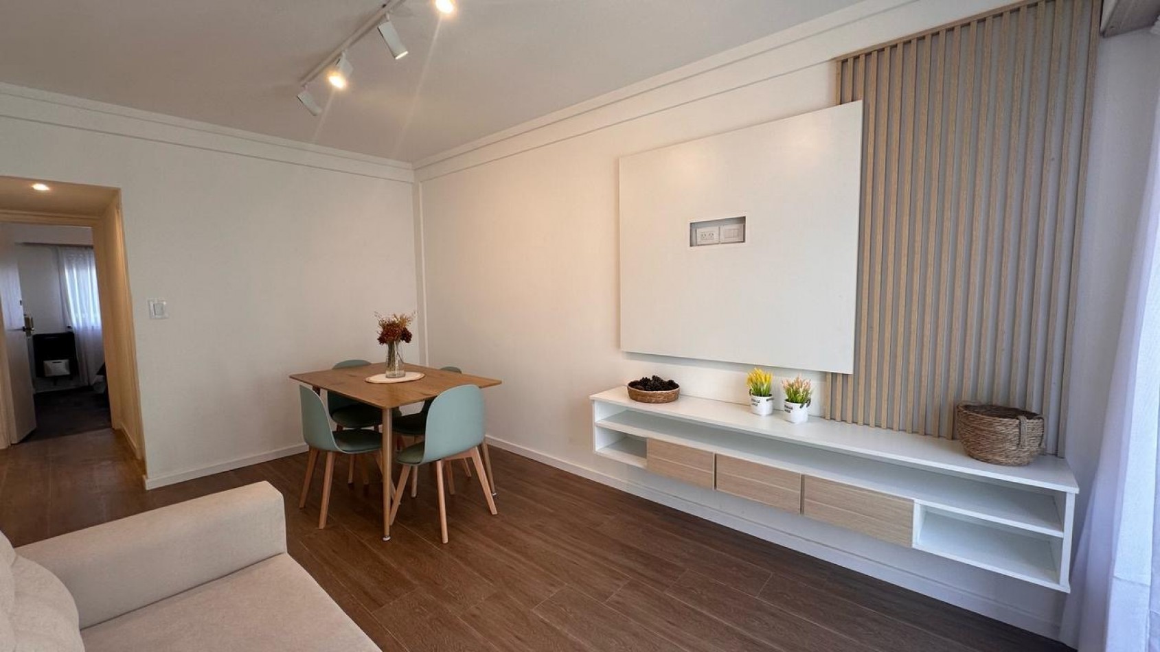 2 AMBIENTES TOTALMENTE RECICLADO CON BALCON A LA CALLE