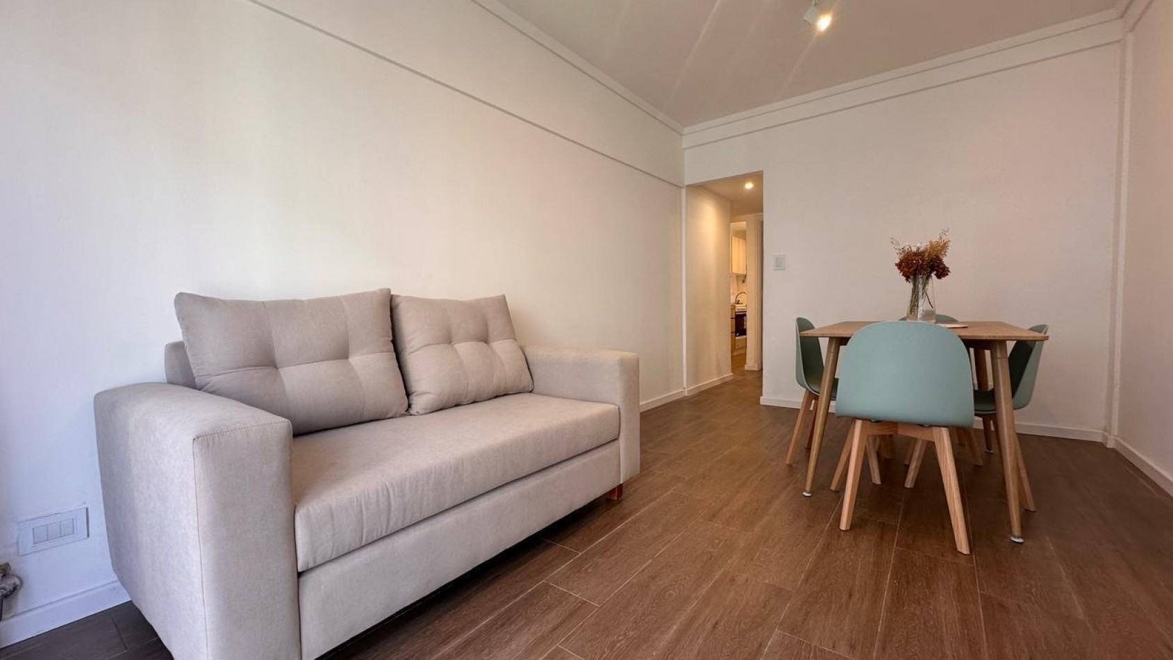 2 AMBIENTES TOTALMENTE RECICLADO CON BALCON A LA CALLE