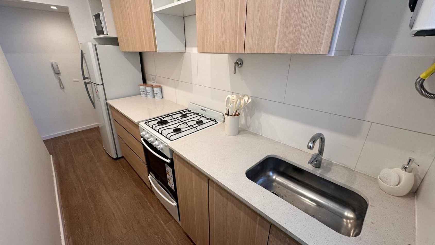 2 AMBIENTES TOTALMENTE RECICLADO CON BALCON A LA CALLE