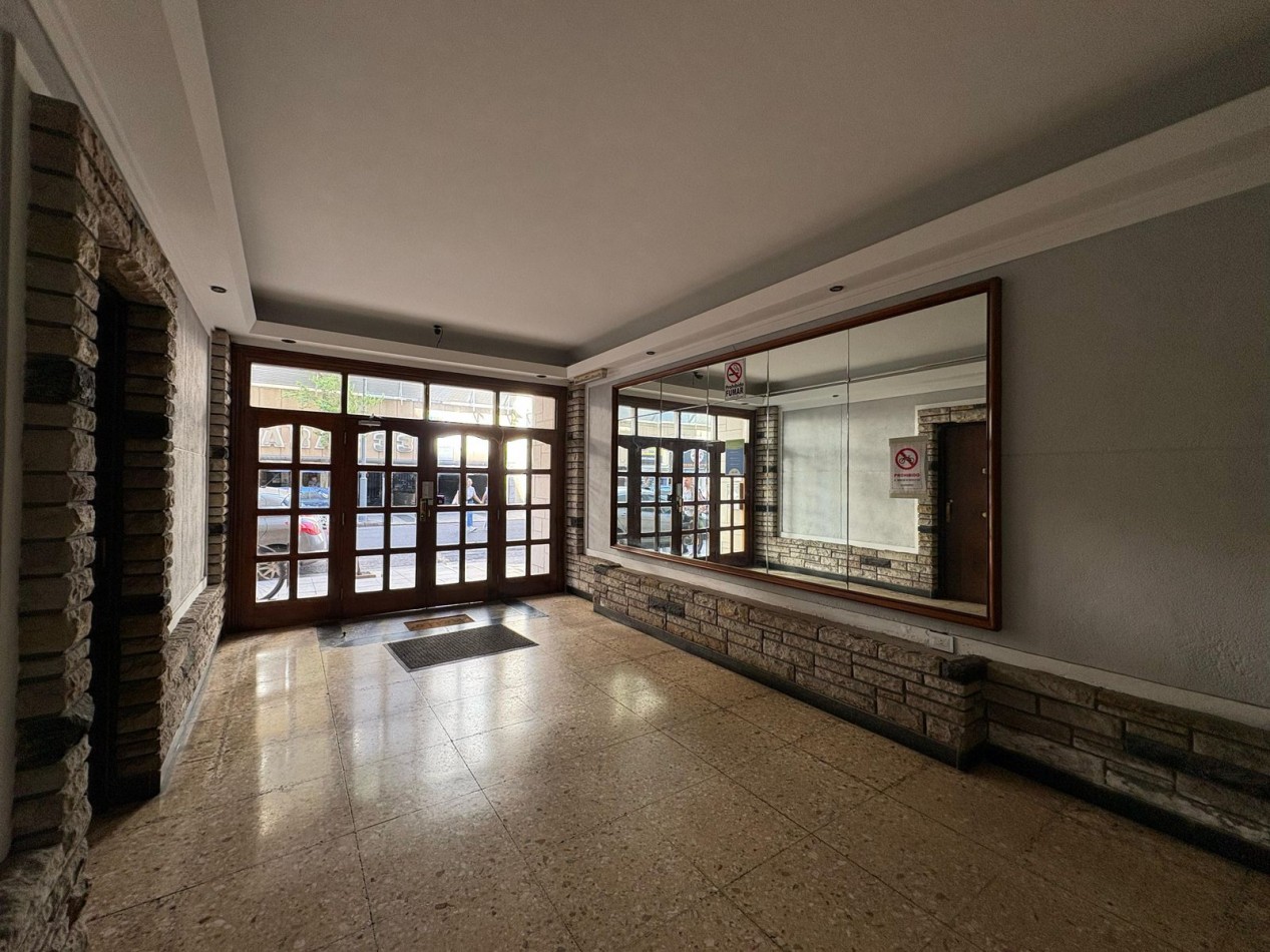 Departamento de 3 Ambientes con Dependencia y Toillette a Metros del Mar - Plaza Colon