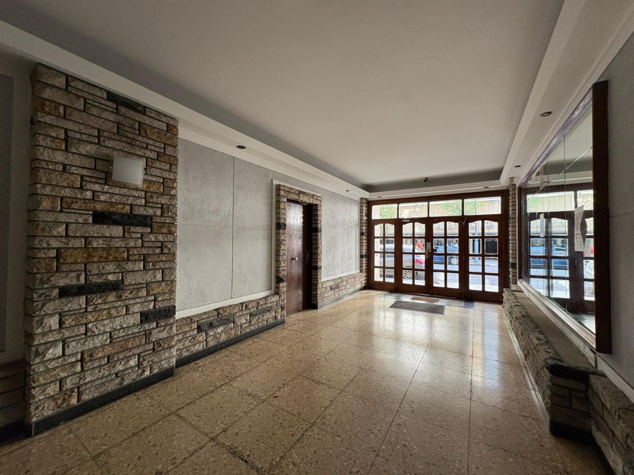 Departamento de 3 Ambientes con Dependencia y Toillette a Metros del Mar - Plaza Colon