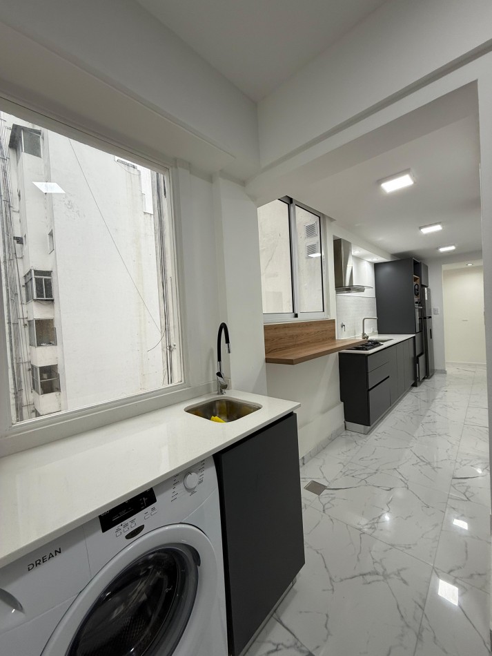 2 AMBIENTES RECICLADO A NUEVO CON BALCON A LA CALLE EN EXCELENTE UBICACION