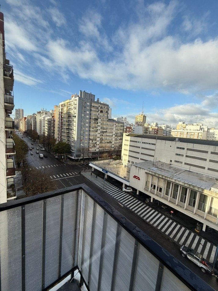 Departamento 2 Ambientes Reciclado con Balcon y Dependencia sobre Av. Colon - 7° Piso - Apto Credito