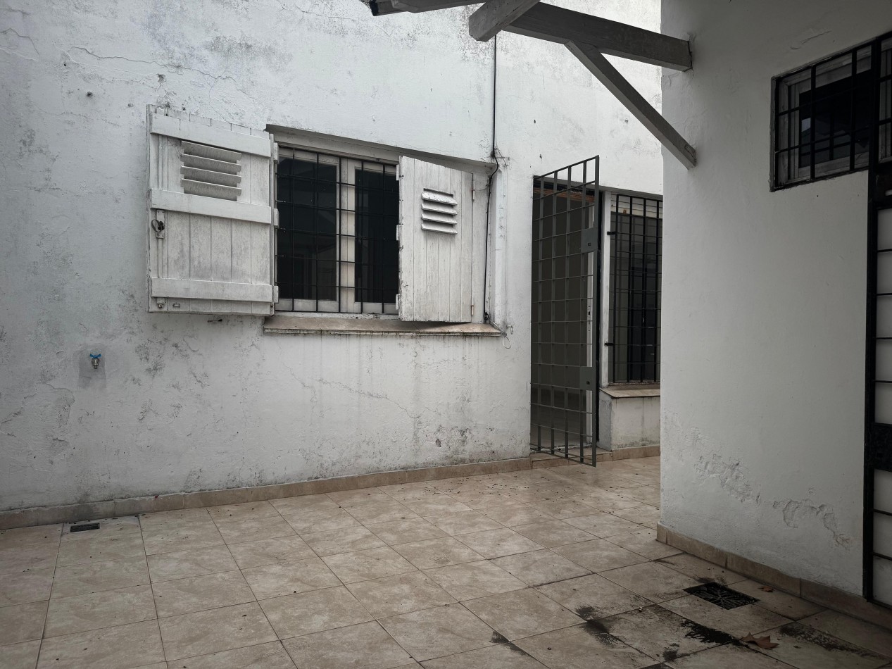 Casa 4 ambientes en ph (al frente totalmente independiente)