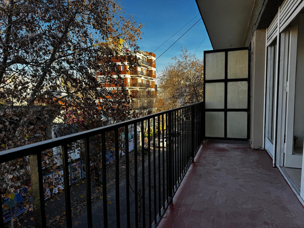 3 AMBIENTES CON BALCON AL FRENTE EN ZONA LA PERLA