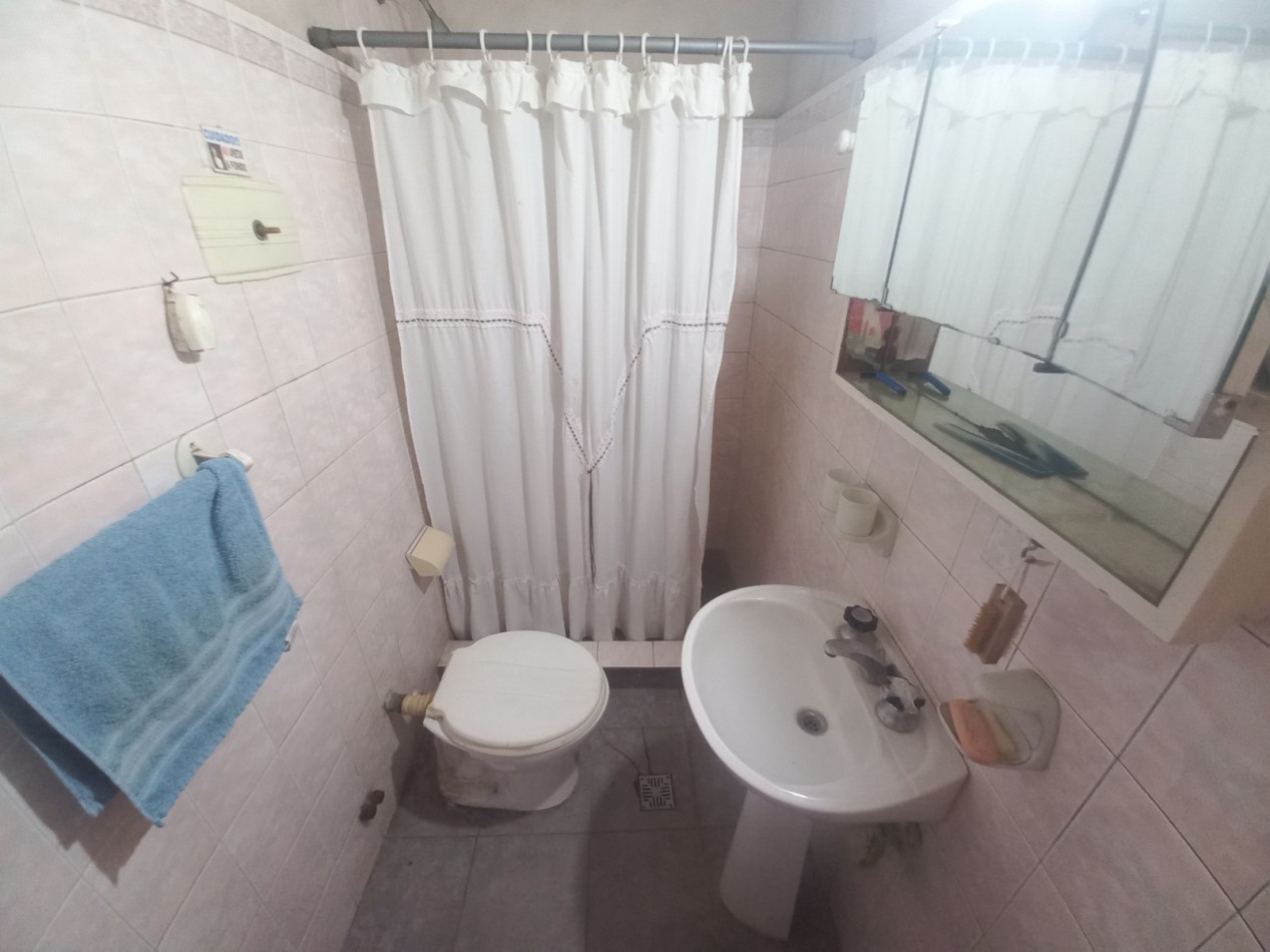 CASA A RECICLAR DE 3 AMBIENTES CON GARAJE Y PARQUE EN BARRIO SANTA MONICA - LOTE DE 10 X 28,60