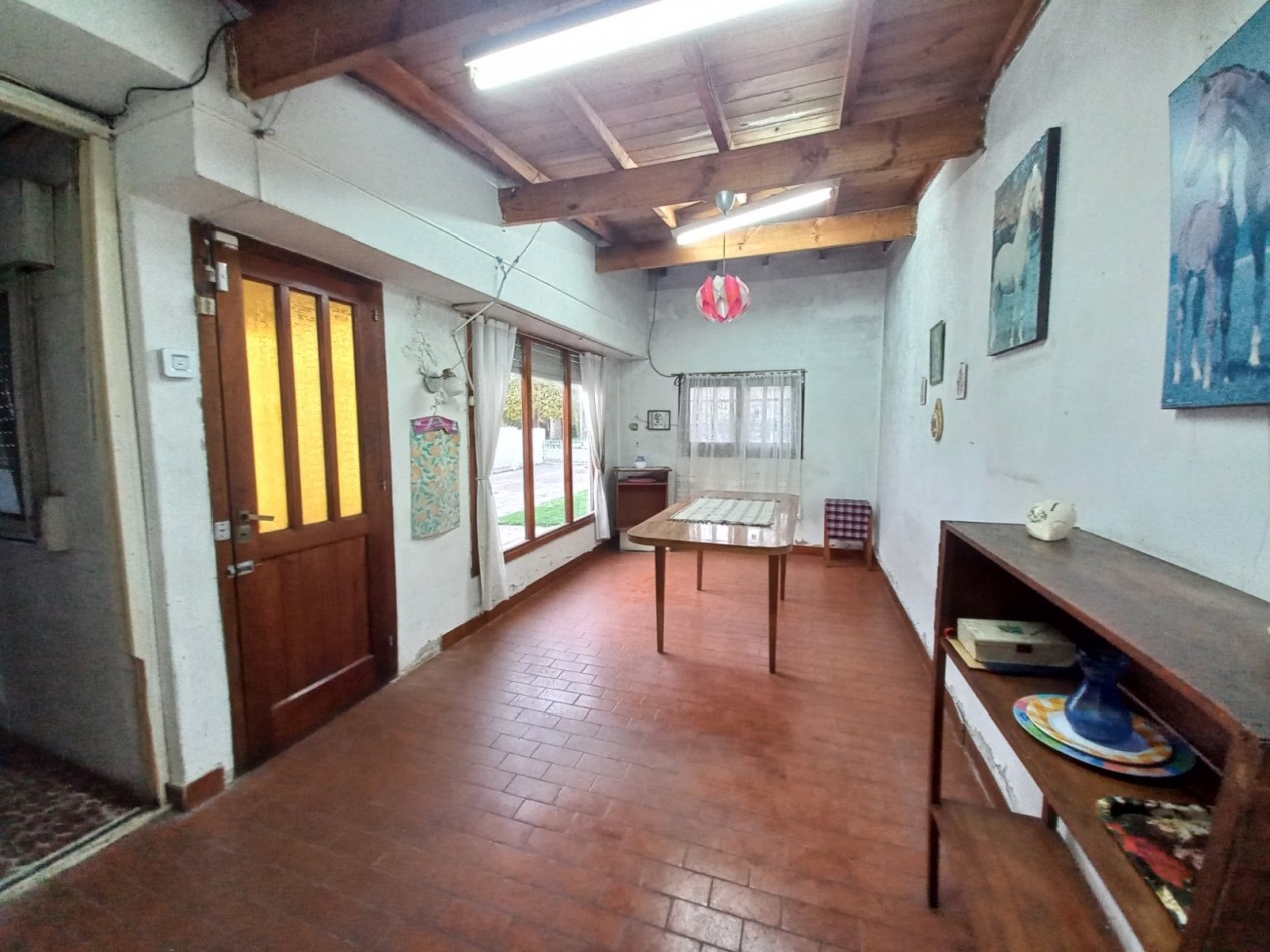 CASA A RECICLAR DE 3 AMBIENTES CON GARAJE Y PARQUE EN BARRIO SANTA MONICA - LOTE DE 10 X 28,60