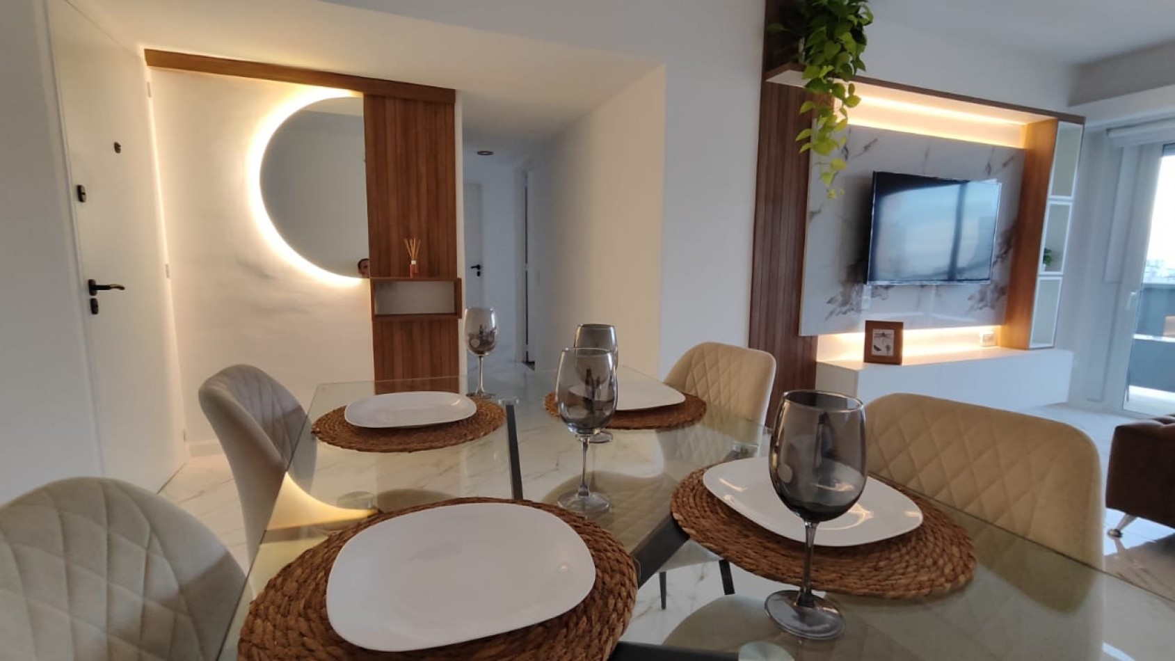 DEPARTAMENTO DE 3 AMBIENTES A LA CALLE CON BALCON, COCHERA FIJA Y BAULERA - AMOBLADO Y CON VISTA ABIERTA