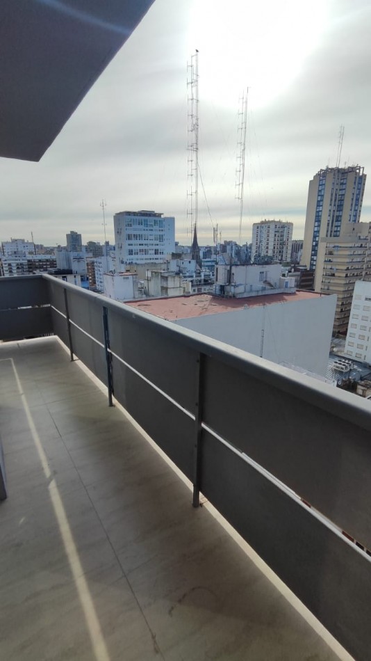 DEPARTAMENTO DE 3 AMBIENTES A LA CALLE CON BALCON, COCHERA FIJA Y BAULERA - AMOBLADO Y CON VISTA ABIERTA