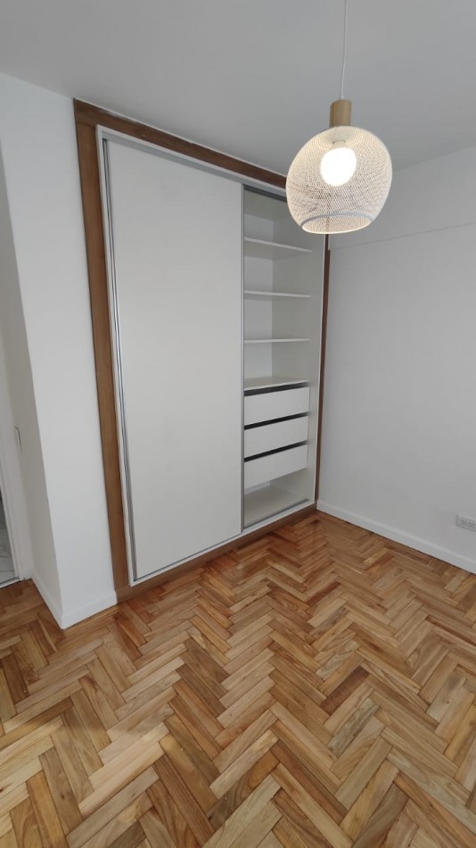 DEPARTAMENTO DE 3 AMBIENTES A LA CALLE CON BALCON, COCHERA FIJA Y BAULERA - AMOBLADO Y CON VISTA ABIERTA