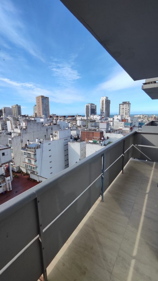 DEPARTAMENTO DE 3 AMBIENTES A LA CALLE CON BALCON, COCHERA FIJA Y BAULERA - AMOBLADO Y CON VISTA ABIERTA