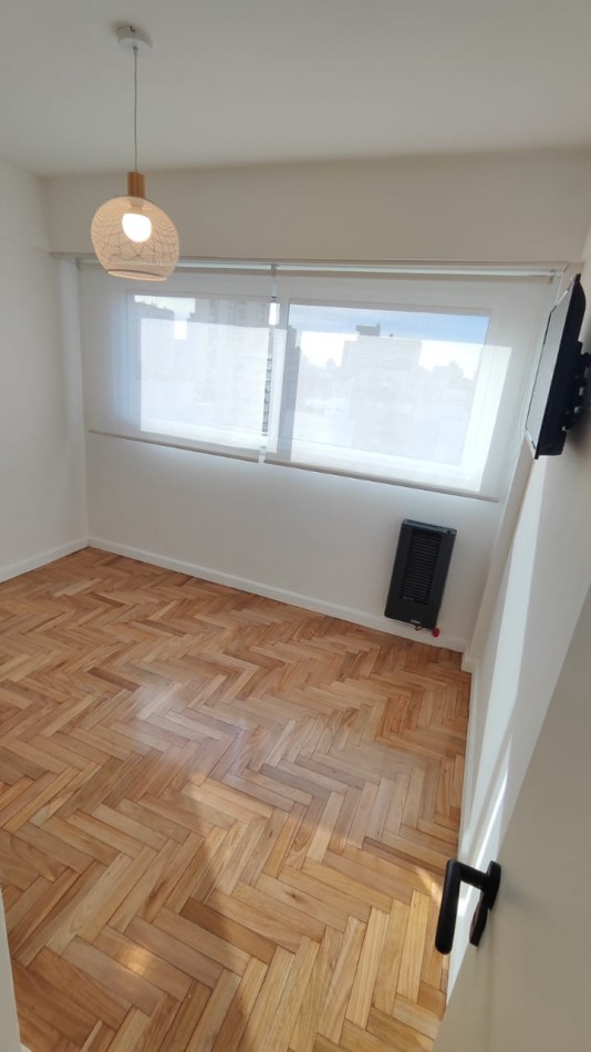 DEPARTAMENTO DE 3 AMBIENTES A LA CALLE CON BALCON, COCHERA FIJA Y BAULERA - AMOBLADO Y CON VISTA ABIERTA