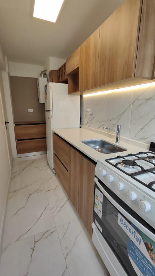 DEPARTAMENTO DE 3 AMBIENTES A LA CALLE CON BALCON, COCHERA FIJA Y BAULERA - AMOBLADO Y CON VISTA ABIERTA
