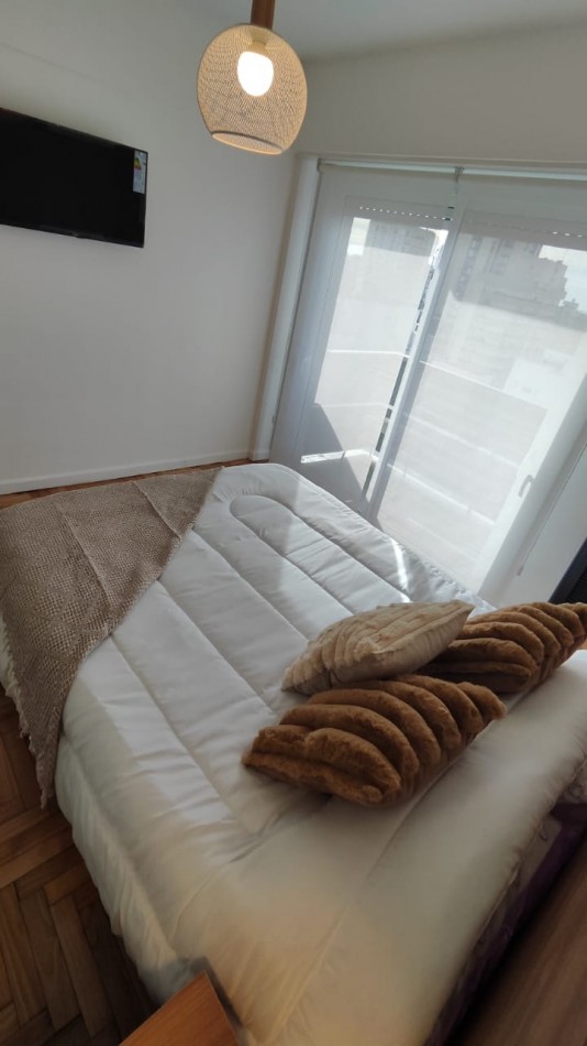 DEPARTAMENTO DE 3 AMBIENTES A LA CALLE CON BALCON, COCHERA FIJA Y BAULERA - AMOBLADO Y CON VISTA ABIERTA