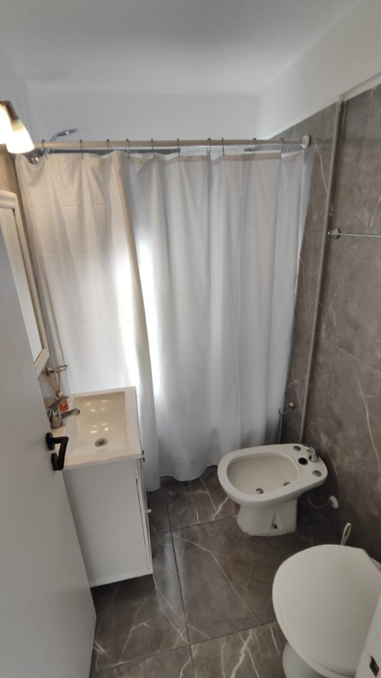 DEPARTAMENTO DE 3 AMBIENTES A LA CALLE CON BALCON, COCHERA FIJA Y BAULERA - AMOBLADO Y CON VISTA ABIERTA