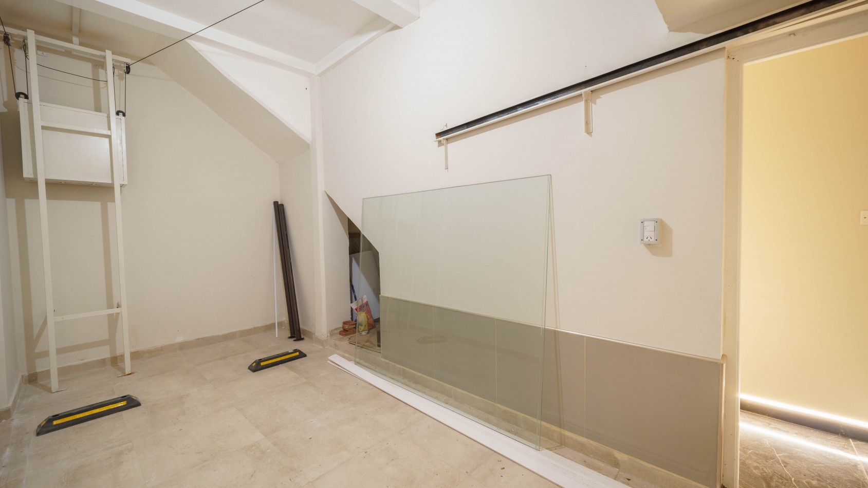 CASA TIPO DUPLEX EN VENTA DE 4 AMBIENTES CON COCHERA, TERRAZA Y QUINCHO - ZONA ALDREY / GUEMES