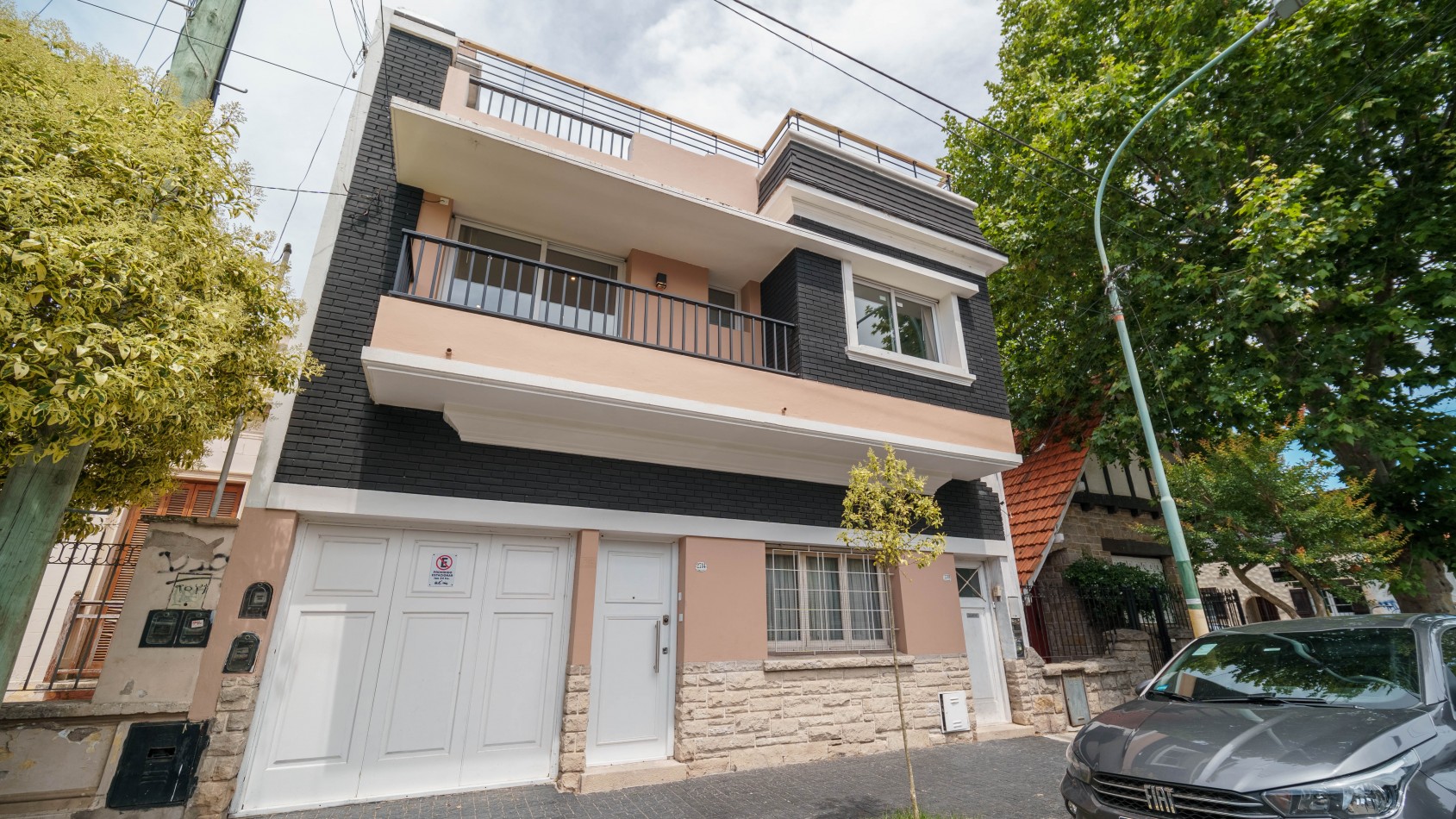 CASA TIPO DUPLEX EN VENTA DE 4 AMBIENTES CON COCHERA, TERRAZA Y QUINCHO - ZONA ALDREY / GUEMES