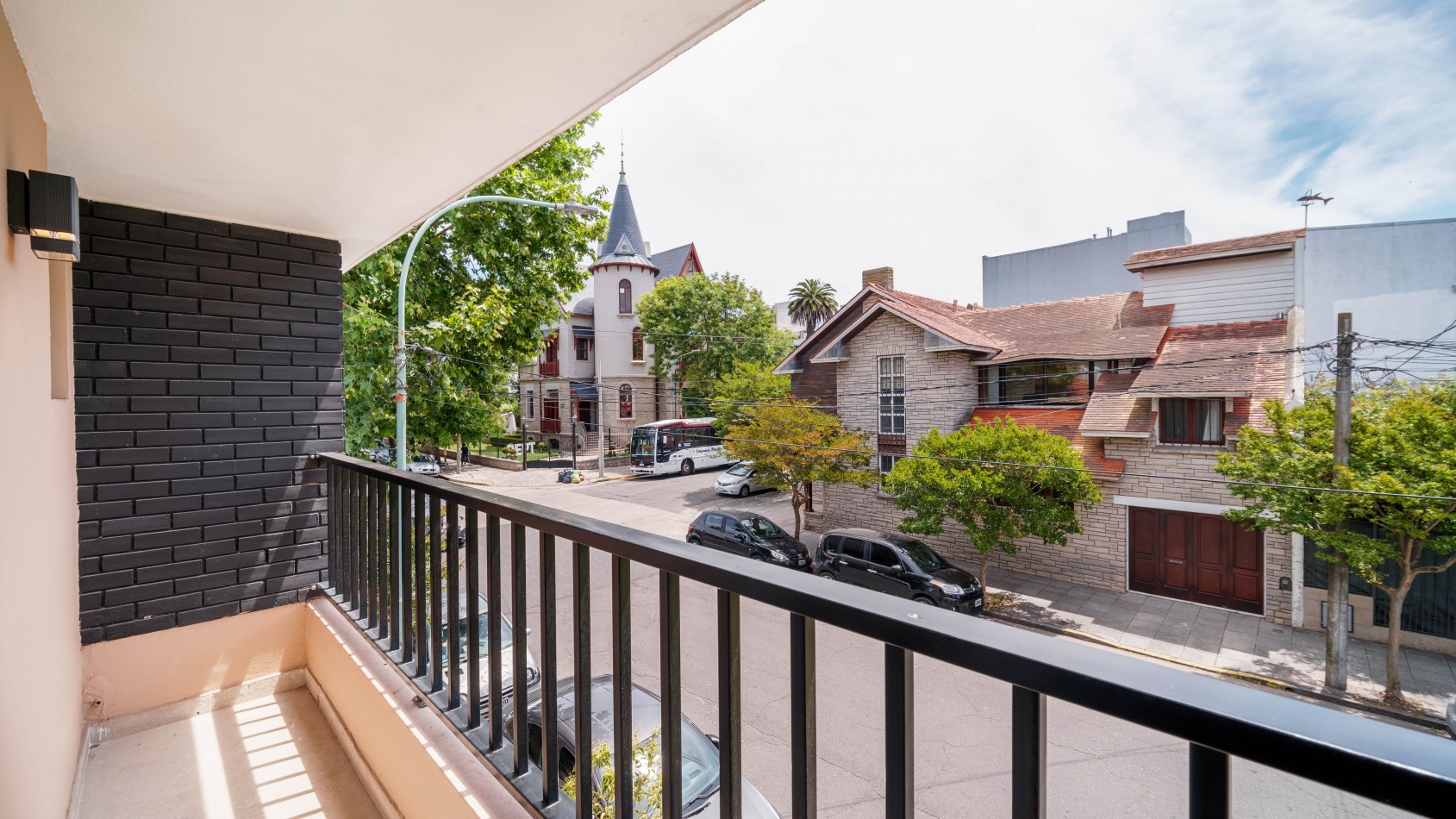 CASA TIPO DUPLEX EN VENTA DE 4 AMBIENTES CON COCHERA, TERRAZA Y QUINCHO - ZONA ALDREY / GUEMES