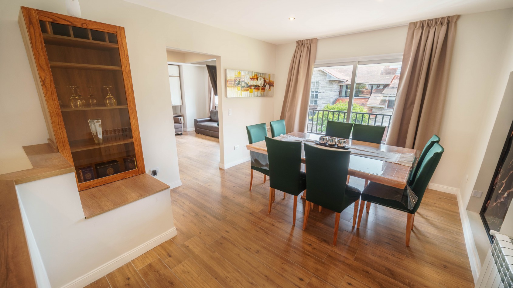 CASA TIPO DUPLEX EN VENTA DE 4 AMBIENTES CON COCHERA, TERRAZA Y QUINCHO - ZONA ALDREY / GUEMES