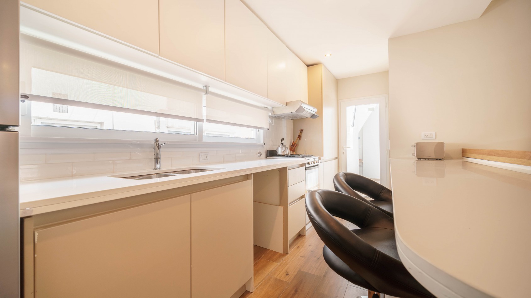 CASA TIPO DUPLEX EN VENTA DE 4 AMBIENTES CON COCHERA, TERRAZA Y QUINCHO - ZONA ALDREY / GUEMES
