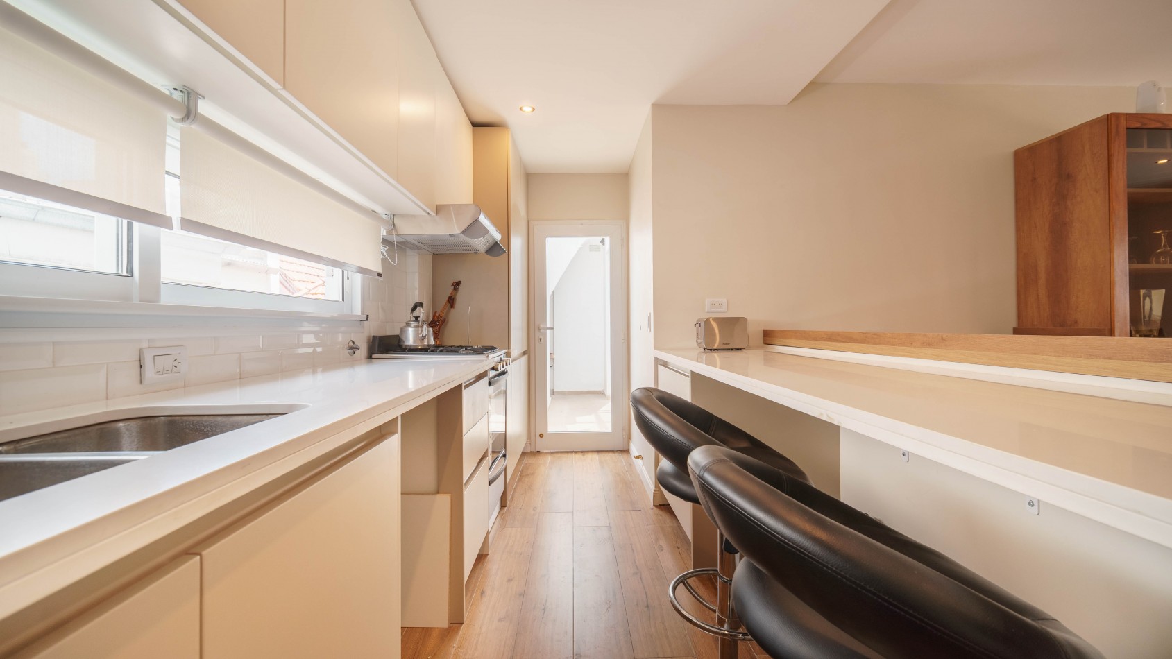 CASA TIPO DUPLEX EN VENTA DE 4 AMBIENTES CON COCHERA, TERRAZA Y QUINCHO - ZONA ALDREY / GUEMES