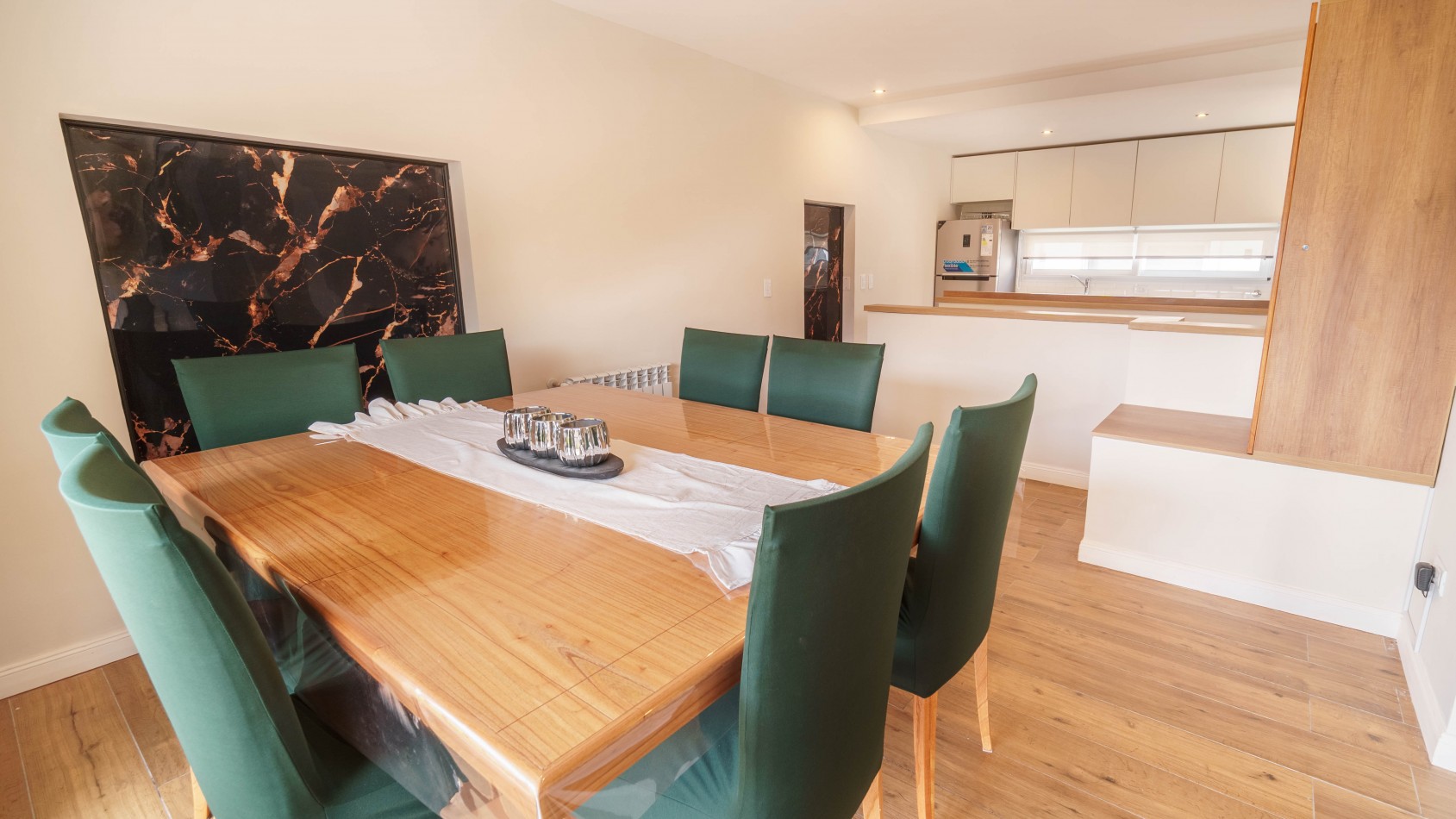 CASA TIPO DUPLEX EN VENTA DE 4 AMBIENTES CON COCHERA, TERRAZA Y QUINCHO - ZONA ALDREY / GUEMES
