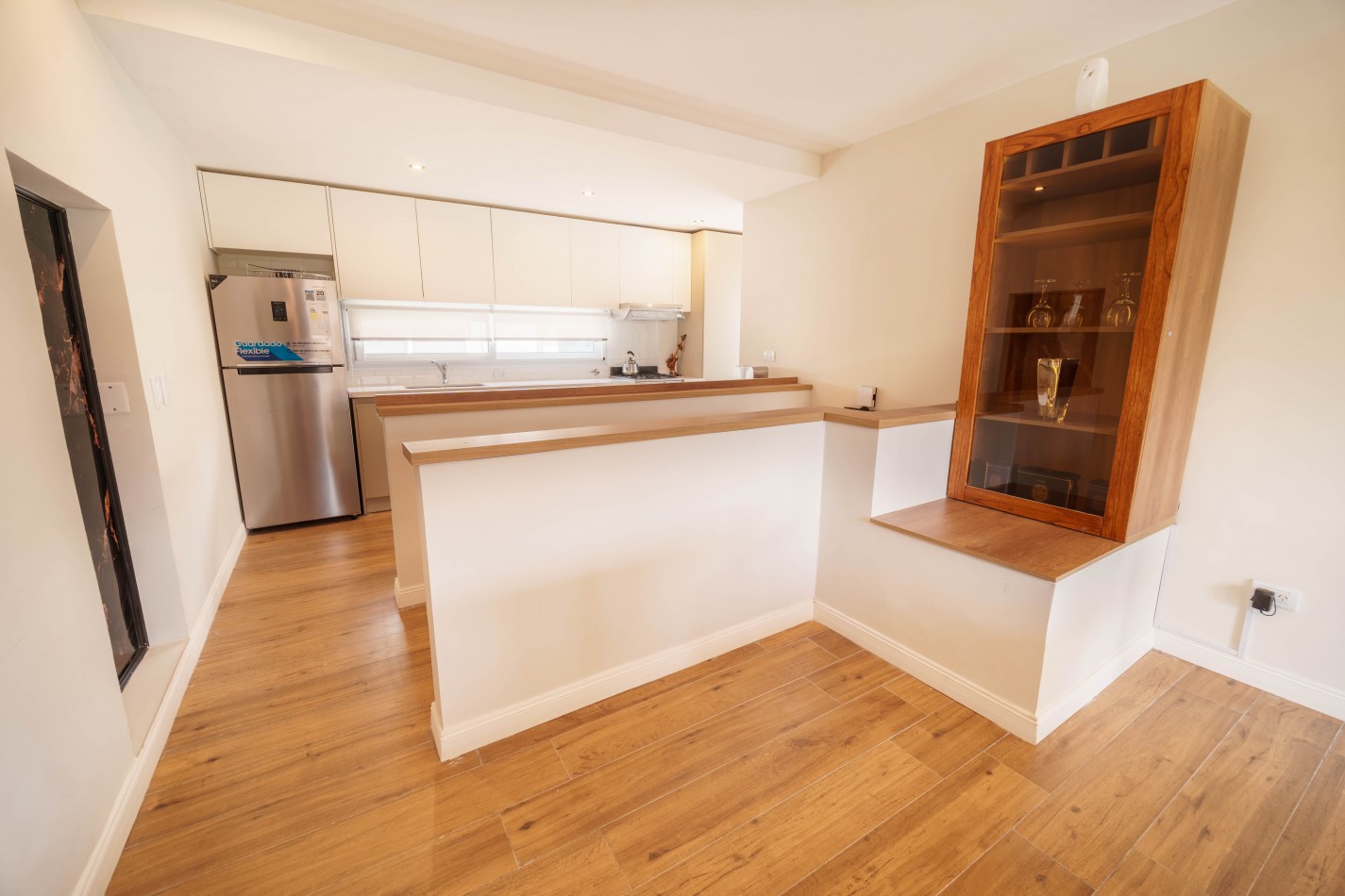 CASA TIPO DUPLEX EN VENTA DE 4 AMBIENTES CON COCHERA, TERRAZA Y QUINCHO - ZONA ALDREY / GUEMES