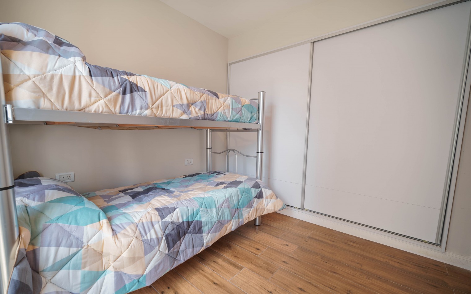 CASA TIPO DUPLEX EN VENTA DE 4 AMBIENTES CON COCHERA, TERRAZA Y QUINCHO - ZONA ALDREY / GUEMES