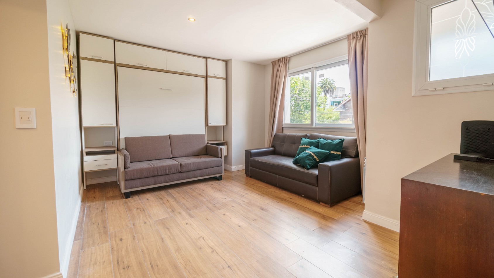 CASA TIPO DUPLEX EN VENTA DE 4 AMBIENTES CON COCHERA, TERRAZA Y QUINCHO - ZONA ALDREY / GUEMES