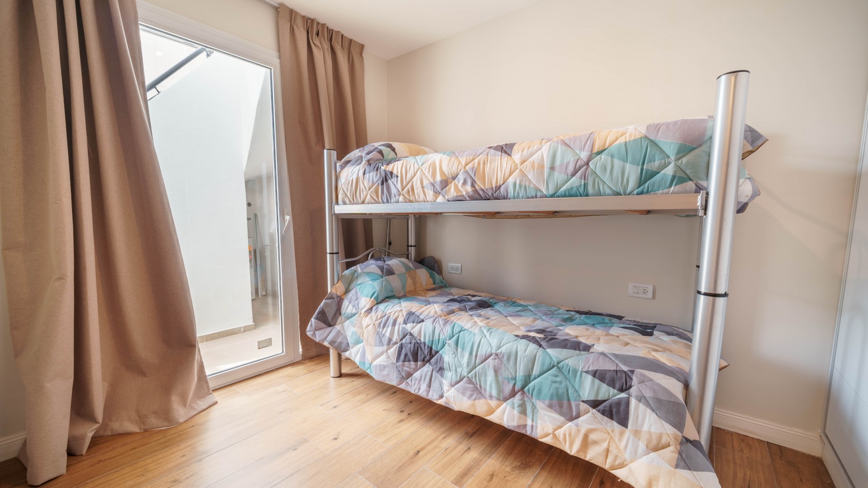 CASA TIPO DUPLEX EN VENTA DE 4 AMBIENTES CON COCHERA, TERRAZA Y QUINCHO - ZONA ALDREY / GUEMES