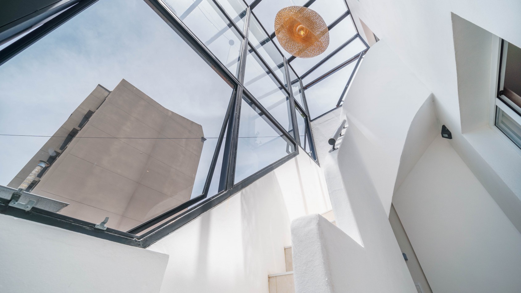CASA TIPO DUPLEX EN VENTA DE 4 AMBIENTES CON COCHERA, TERRAZA Y QUINCHO - ZONA ALDREY / GUEMES