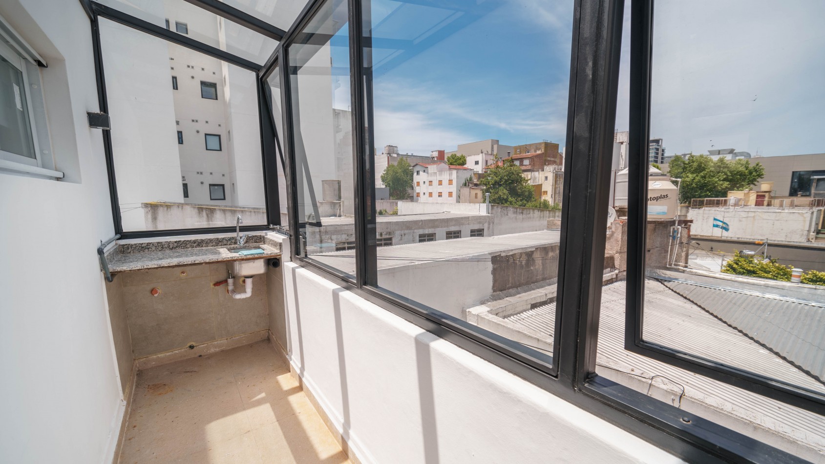 CASA TIPO DUPLEX EN VENTA DE 4 AMBIENTES CON COCHERA, TERRAZA Y QUINCHO - ZONA ALDREY / GUEMES