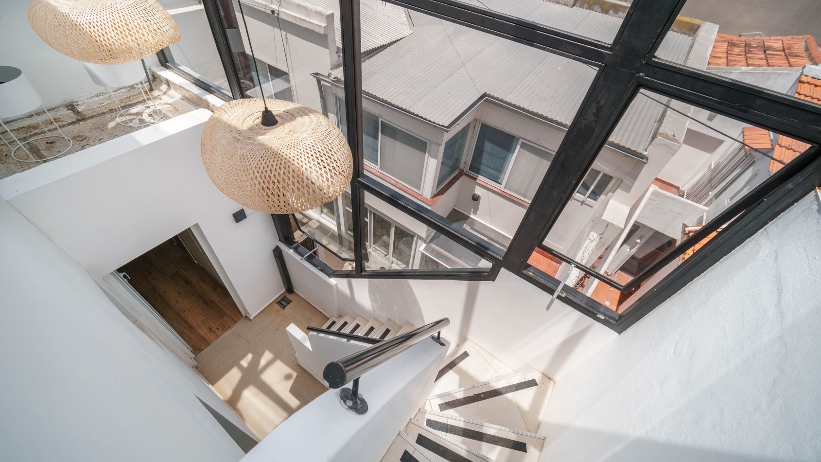 CASA TIPO DUPLEX EN VENTA DE 4 AMBIENTES CON COCHERA, TERRAZA Y QUINCHO - ZONA ALDREY / GUEMES