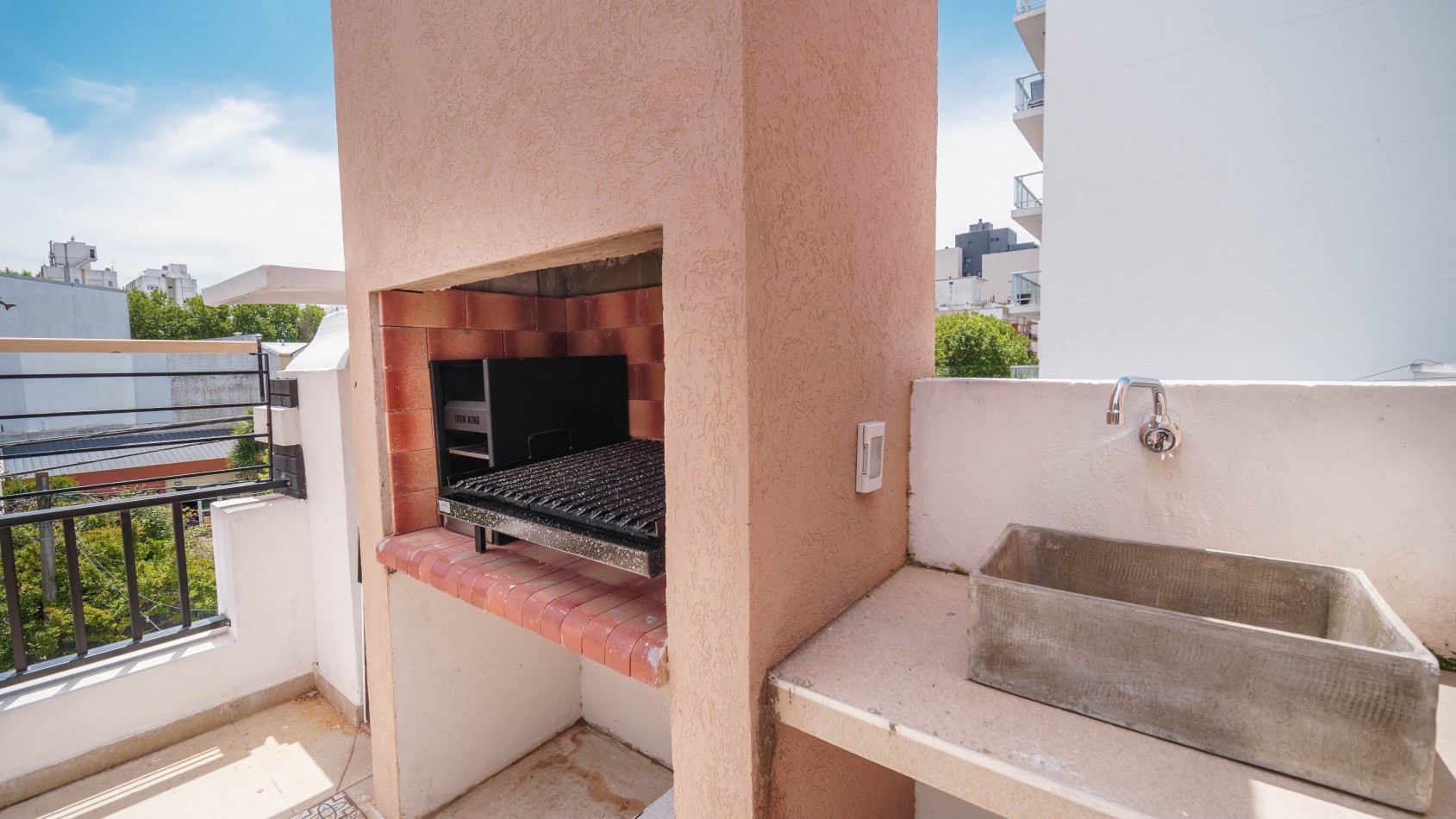 CASA TIPO DUPLEX EN VENTA DE 4 AMBIENTES CON COCHERA, TERRAZA Y QUINCHO - ZONA ALDREY / GUEMES