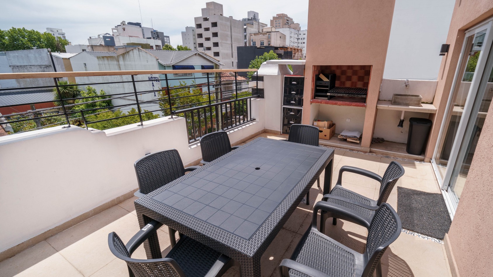 CASA TIPO DUPLEX EN VENTA DE 4 AMBIENTES CON COCHERA, TERRAZA Y QUINCHO - ZONA ALDREY / GUEMES