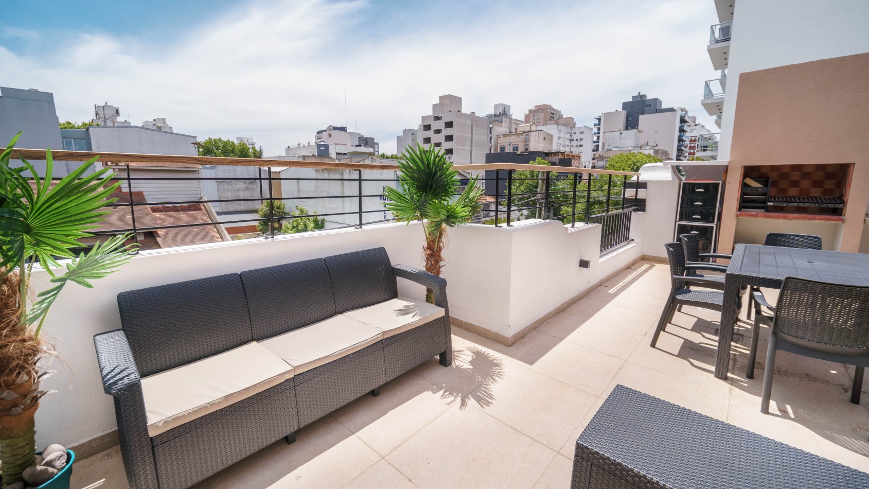CASA TIPO DUPLEX EN VENTA DE 4 AMBIENTES CON COCHERA, TERRAZA Y QUINCHO - ZONA ALDREY / GUEMES