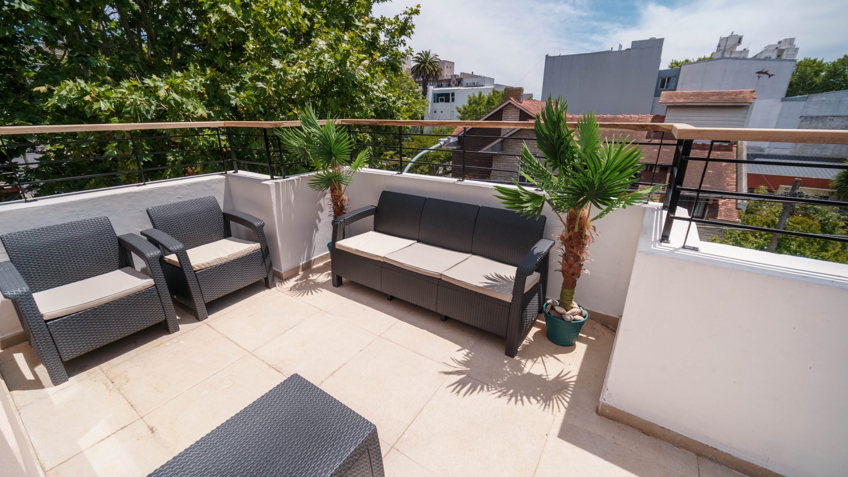 CASA TIPO DUPLEX EN VENTA DE 4 AMBIENTES CON COCHERA, TERRAZA Y QUINCHO - ZONA ALDREY / GUEMES