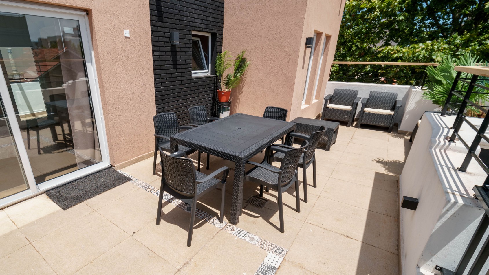 CASA TIPO DUPLEX EN VENTA DE 4 AMBIENTES CON COCHERA, TERRAZA Y QUINCHO - ZONA ALDREY / GUEMES